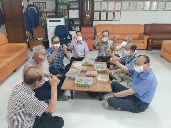 지난해 지역 어느 한 경로당에 배달된 반찬.