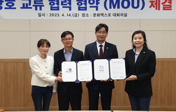 사본 -업무협약서를 들고 기념사진을 찍고 있다(왼쪽부터 김리나 경주엑스포대공원 홍보마케팅 팀장, 정규식 (재)문화엑스포 사무총장, 윤우양, 박미경 대한터링협회 공동대표)