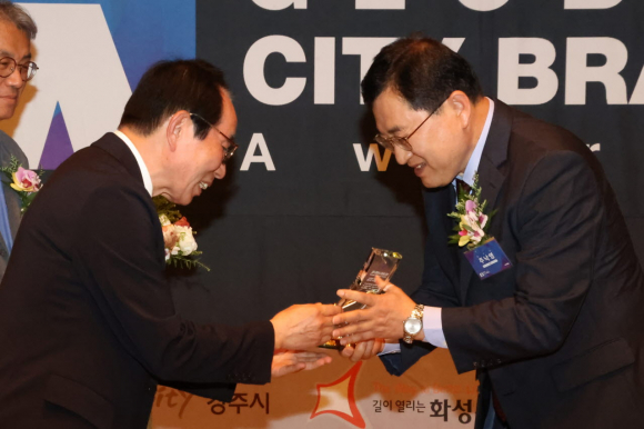 주낙영 시장이 19일 서울 한국프레스센터에서 열린 2023 글로벌 도시브랜드 마케팅 대상 시상식에 참석해 도시 다양성 부문에서 수상을 하고 있다.