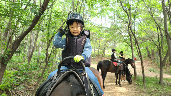 지난해 현곡에 소재한 서라벌승마클럽에서 학생들이 승마체험을 하고 있다.