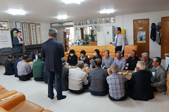 21일 대한노인회경주시지부 안강분회 경로당에서 열린 주방 리모델링 준공식에서 예병원 북경주행정복지센터장이 축하 인사를 하고 있다.