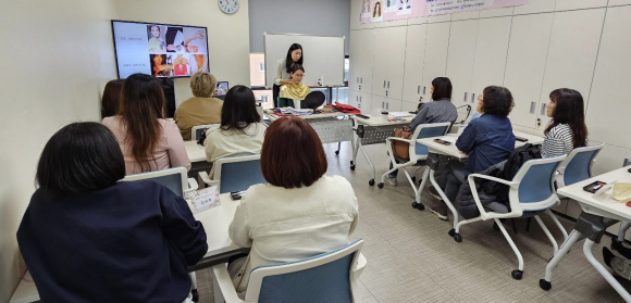 지난 25일 여성행복드림센터에서 경력단절여성들을 대상으로 이미지 메이킹 취업특강을 실시하고 있다.