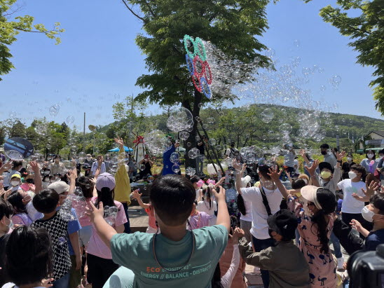 지난해 동궁원 어린이날에 열린 버블아트 쇼.
