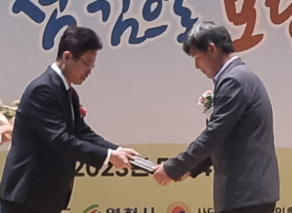 경주시 건천읍 이대웅 씨가 4일 제51회 경상북도 어버이날 기념행사에서 경북도지사 ‘효행상’을 수상하고 있다.