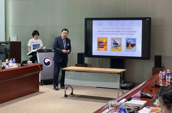 주낙영 경주시장  경주의 2023 동남권 해양레저 관광거점 단지 공모사업에 대해 심사위원들에게 브리핑 하고 있다.
