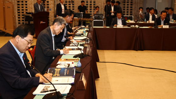 주낙영 시장이 경북도 시장군수협의회 회의에서 APEC 정상회의 경주유치 지지 서명을 하고 있다.