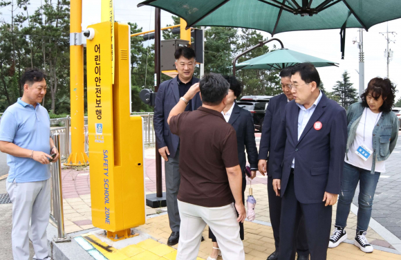 주낙영 시장이 29일 스마트 횡단보도 현장을 방문해 시설을 둘러보고 있다.