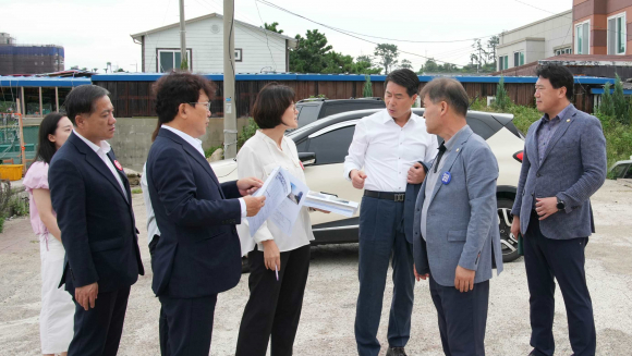 경주시의회 경제산업위원회는 감포읍에 조성된 청년마을 만들기 사업의 후속으로 진행되는 청년마을 공유주거 조성사업 현장을 둘러보았다.