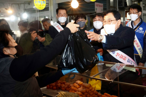 경주시가 설 명절을 맞아 지난 1월 지역 전통시장과 상점가 등을 돌며 장보기 행사를 대대적으로 펼치고 있는 모습.<자료사진>