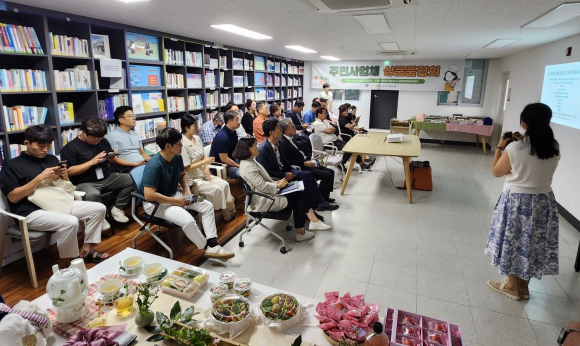 (가칭)도시락팀 한윤숙 대표가 주민사업체 상품품평회에서 사업내용을 발표하고 있다.