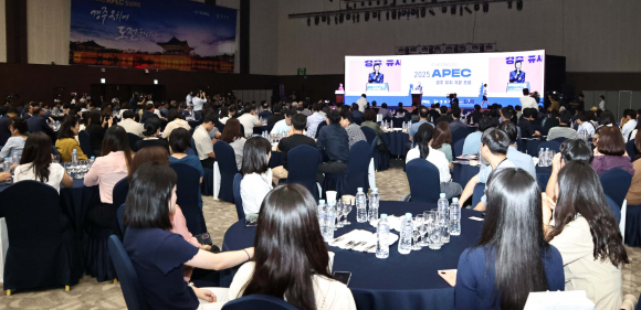 주낙영 시장이 7일 하이코에서 열린 APEC 정상회의 경주유치 희망 포럼에 참석해 기념사를 하고 있다.