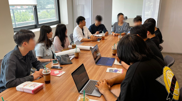 경주시와 청년센터가 7일 동국대WISE캠퍼스를 찾아 청년 일자리 정책 사업을 홍보하고 있다.
