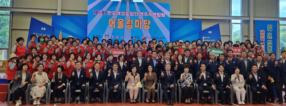 8일 한국여성농업인 경주시연합회 어울림 마당 공식 행사 후 기념촬영을 하고 있다.