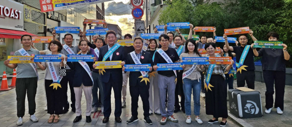 경주중심상가시장상인회와 경주중심상권르네상스사업단이 경주중심상가 일대를 돌며 ‘2025 APEC 유치 성공기원’ 퍼포먼스와 불금예찬 야시장 재개장 대한 관심을 당부한 후 기념촬영을 하고 있다.