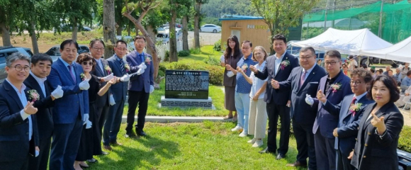 지난 10일 안강읍 사방초에서 한주식 동문 공덕기념비 제막식을 가졌다.