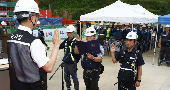 원자력환경공단 2단계 건설현장 안전문화 실천결의대회에서 결의문을 낭독하고 있다.