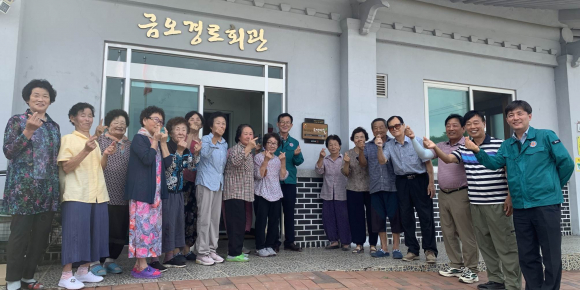 13일 산림청 주관 ‘소각산불 없는 녹색마을’로 선정된 월성동 16통 마을 주민들이 기념촬영을 하고 있다.