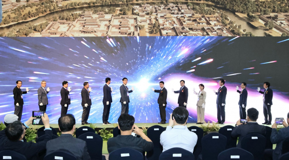 지난 14일 세계국가유산산업전 개막식에 참석한 주요 내빈들이 오프닝 세레머리를 하고 있다.