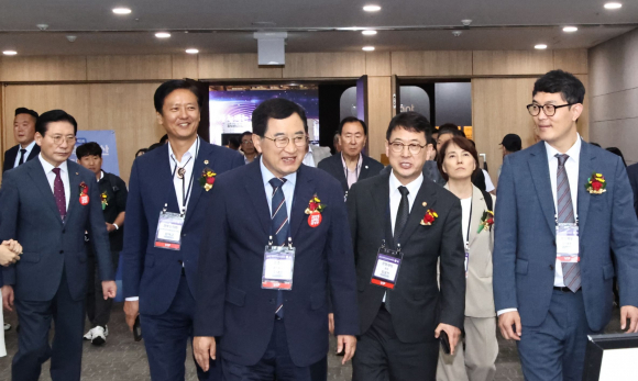 주낙영 시장이 14일 세계국가유산산업전 개막식 후 주요 관계자들과 산업관을 둘어보고 있다.