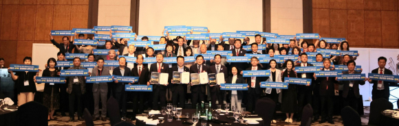 지난 14일 경주 힐튼에서 열린 익산시 방문단 환영만찬에서 익산시 방문단이 2025 APEC 정상회의 경주 유치를 위한 100만 서명운동에 동참한 후 기념촬영을 하고 있다.