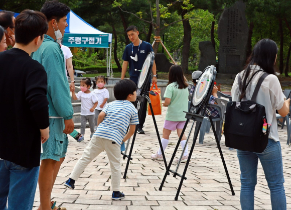 전통놀이를 체험 중인 어린이 관람객(지난해  자료사진)
