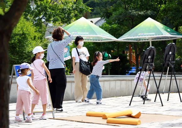전통놀이를 체험 중인 어린이 관람객(지난해  자료사진)