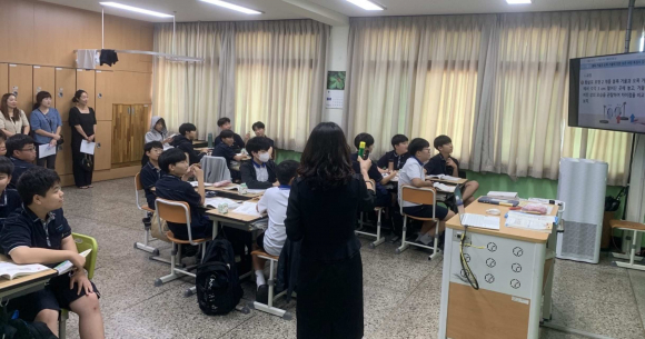 신라중은 19일 전체 학생의 학부모를 대상으로 ‘2023 학교공개의 날’을 개최했다.