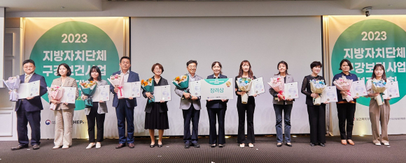 경주시는 지난달 22일 서울 코엑스 소노펠리체컨벤션에서 열린 ‘2023년 지방자치단체 구강보건사업 성과대회’에서 보건복지부 장관상을 수상한 후 기념촬영을 하고 있다.
