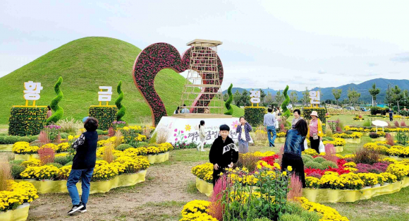 황남동 고분군 일원에서 열린 ‘2023 경주 황금정원나들이’ 행사장을 방문한 시민들이 화훼 조형물을 관람하고 있다.