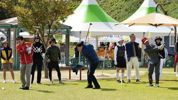 정식 대회에 앞서 주요 내빈들 시범 퍼팅.