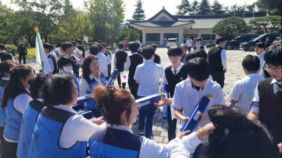 6일 통일서원제 행사 참석자들에게 태극기를 무료로 배부하고 있다.
