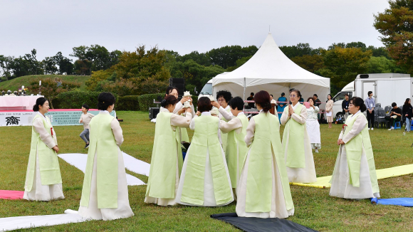 茶 문화 축제 ‘忠談齋’가 지난 7일 오후 1시 첨성대 광장 일원에서 열렸다.