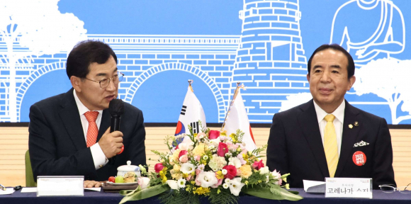 주낙영 경주시장이 고레나가 슈지(사진 우측) 우사시장과 13일 경주시-우사시 자매결연 협정 체결식에서 대화를 나누고 있다.