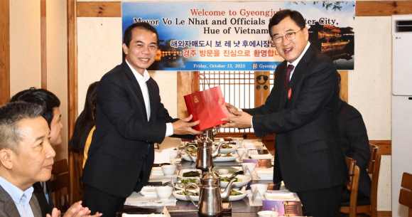 주낙영 경주시장이 보레냣(사진 좌측) 후에시장과 13일 오찬 간담회를 갖기 전 기념촬영을 하고 있다.