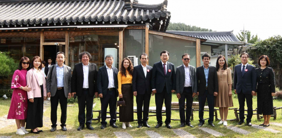 13일 경주시를 방문한 보레냣 후에시장 및 후에시 대표단이 오찬 간담회를 마친 후 기념촬영을 하고 있다.
