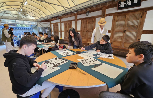 경주한국어교육센터는 16일 제2기 위탁학생 68명을 대상으로 경주향교 전통문화체험학습을 실시했다.