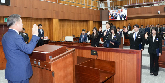 경주시의회는 16일 신규공무원 임용식을 가졌다.