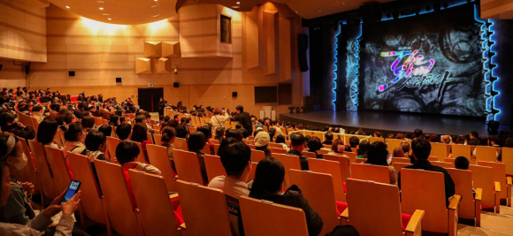 <더 쇼! 신라하다> 개막공연을 보기 위해 온 관람객들로 가득찬 객석.