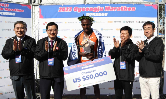 2023 경주국제마라톤대회 우승자인 에티오피아의 이스마 안터나여후 다그나츠우 선수와 대회 관계자 기념촬영.(왼쪽에서 두 번째 주낙영 경주시장)