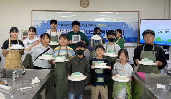 지난 21일 안강청소년문화의집에서 북경주지역 청소년을 대상으로 나만의 독도를 케익으로 만들어 보는 요리체험실이 열린 가운데, 참가들이 기념촬영을 하고 있다.