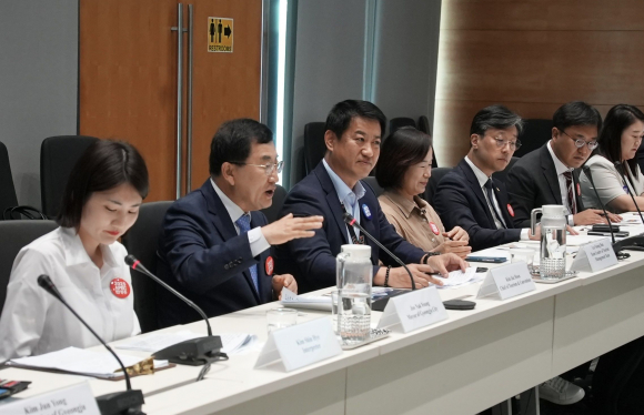 주낙영 시장이 26일 싱가포르에 있는 APEC 사무국을 방문해 관계자들과 회의를 진행하고 있다.
