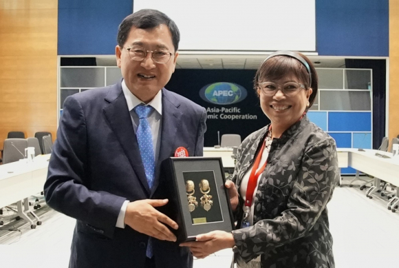 주낙영 시장이 APEC 사무국의 수장인 레베카 파티마 스타 마리아 사무총장을 만나 태환식 귀걸이를 선물한 후 기념촬영을 하고 있다.
