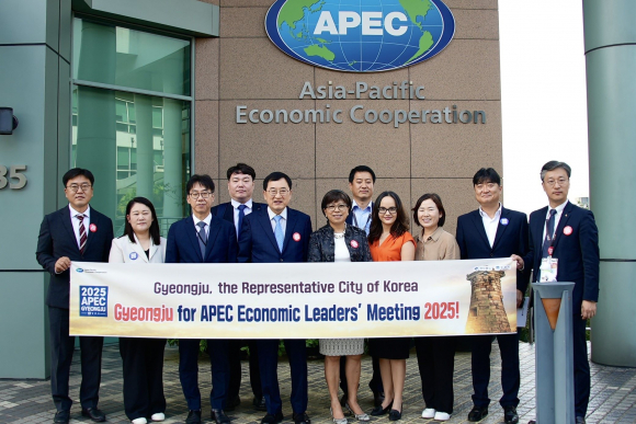 주낙영 시장을 비롯한 경주시 및 APEC 사무국 관계자들이 26일 APEC 사무국 앞에서 기념촬영을 하고 있다.