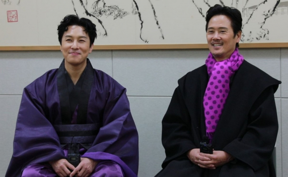 밀본역을 맡은 남경주(오른쪽)와 김동완 배우.