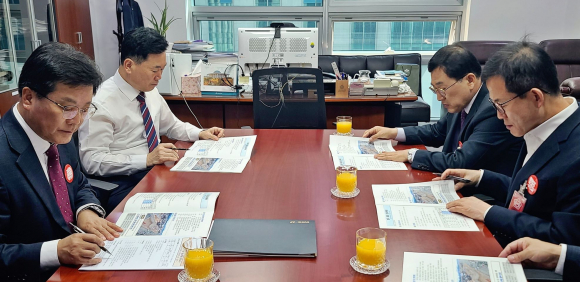 주낙영 경주시장이 30일 국회를 방문해 김승수 국회의원에게 지역현안사업의 필요성과 당위성을 설명하고 있다.