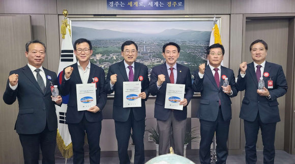 주낙영 경주시장이 30일 국회를 방문해 김석기 국회의원에게 지역현안사업의 필요성과 당위성을 설명했다.