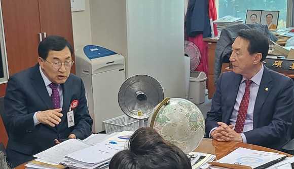 주낙영 경주시장이 30일 국회를 방문해 김석기 국회의원에게 지역현안사업의 필요성과 당위성을 설명했다.