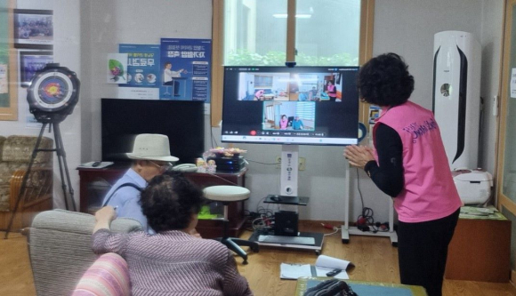 지역의 어느 한 경로당에서 경로당 간 화상대화를 진행하고 있다.