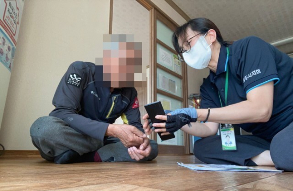 대한노인회 경주시지부의 행복도우미들이 어르신들을 대상으로 스마트폰 작동 방법을 교육하고 있다.