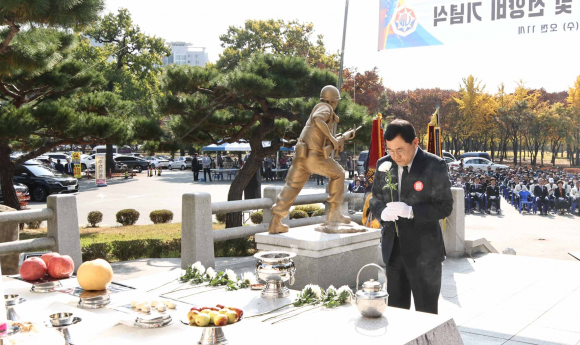 주낙영 시장이 1일 제4회 참전유공자 추모 및 선양비 기념식에 참석해 헌화하고 있다.